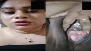 Mature Dehati Bhabhi showing pussy to lover