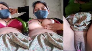 Horny bhabhi removing blouse and boobs play in horniness