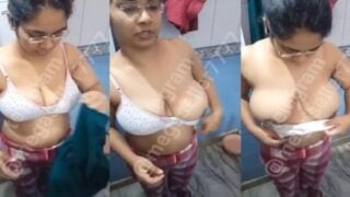 Bhabhi stripping bra and showing huge milk tankers