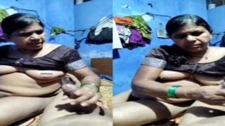 Mature aunty shaking dick of husband with nude show