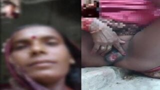 Remote village bhabhi lifting saree and nude pussy showing