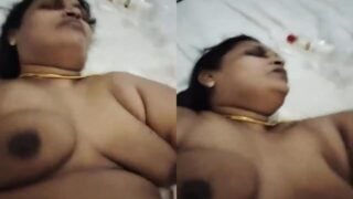 Sex on floor by chubby Indian aunty with neighbor