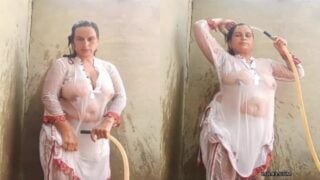Transparent dress bhabhi taking bath at backyard