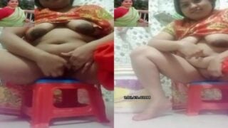 Chubby wife in bathroom fingering pussy with video call