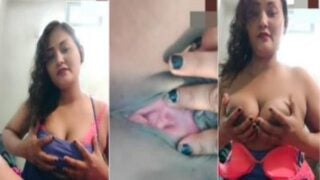 Chubby unsatisfied lady fingers cunt during video call
