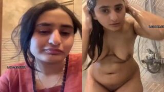 Sexy Hindi maal showing and bathing viral online video