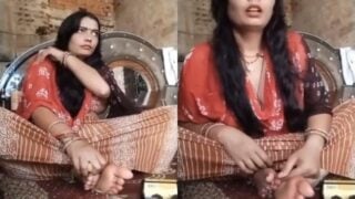 YouTuber bhabhi wearing shawl over naked boob during live