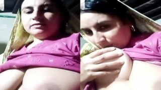 Quick boobs show of a mature Muslim aunty viral MMS